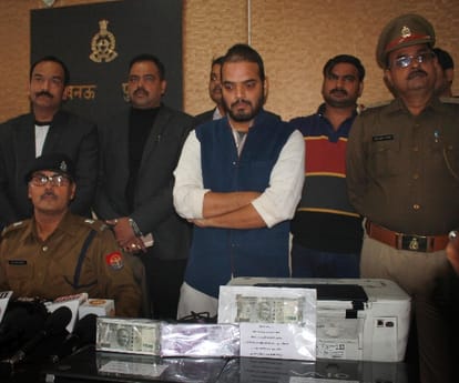 two sisters took old notes on fake currency.