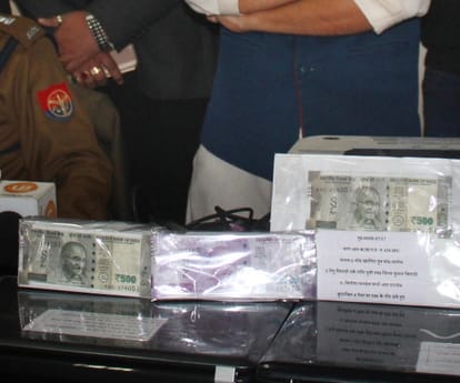 two sisters took old notes on fake currency.
