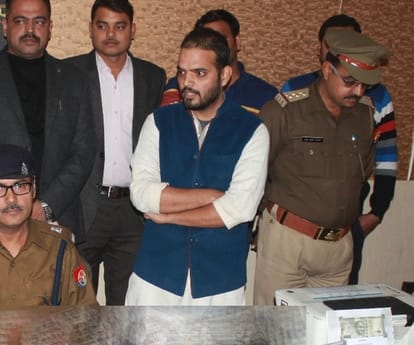 two sisters took old notes on fake currency.