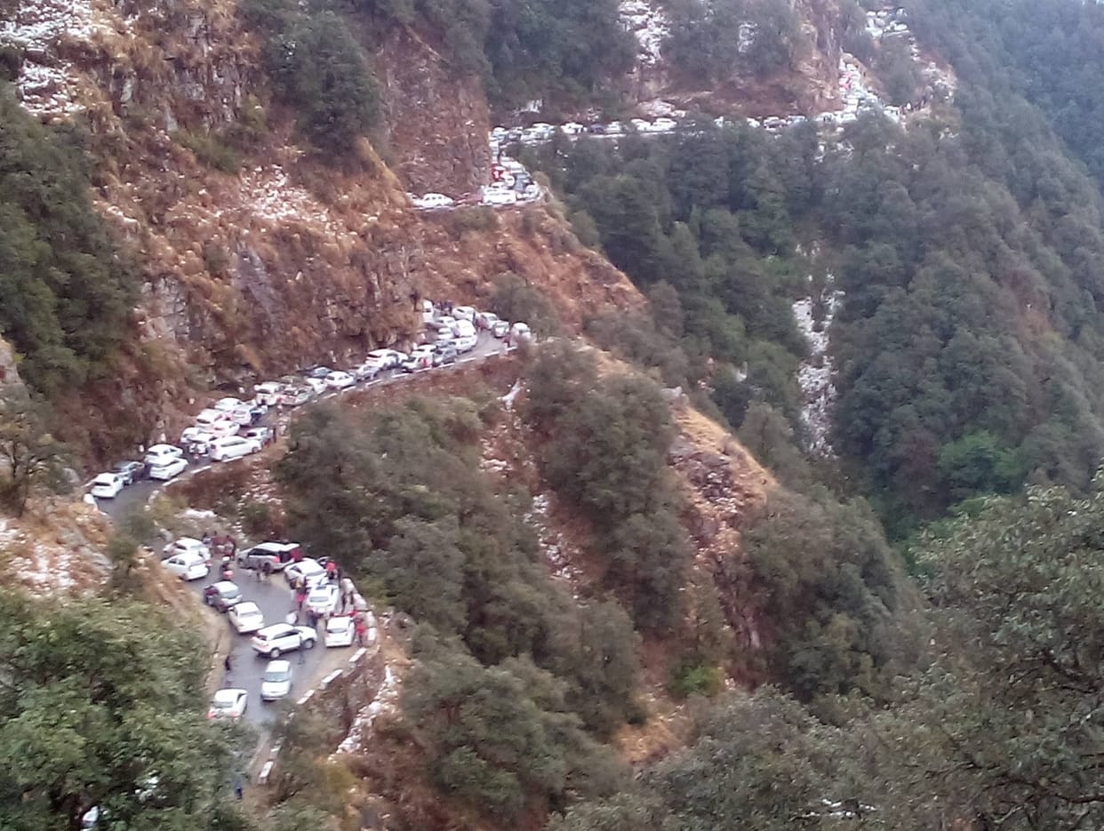 national highwat treffic jaam due to holl in bridge