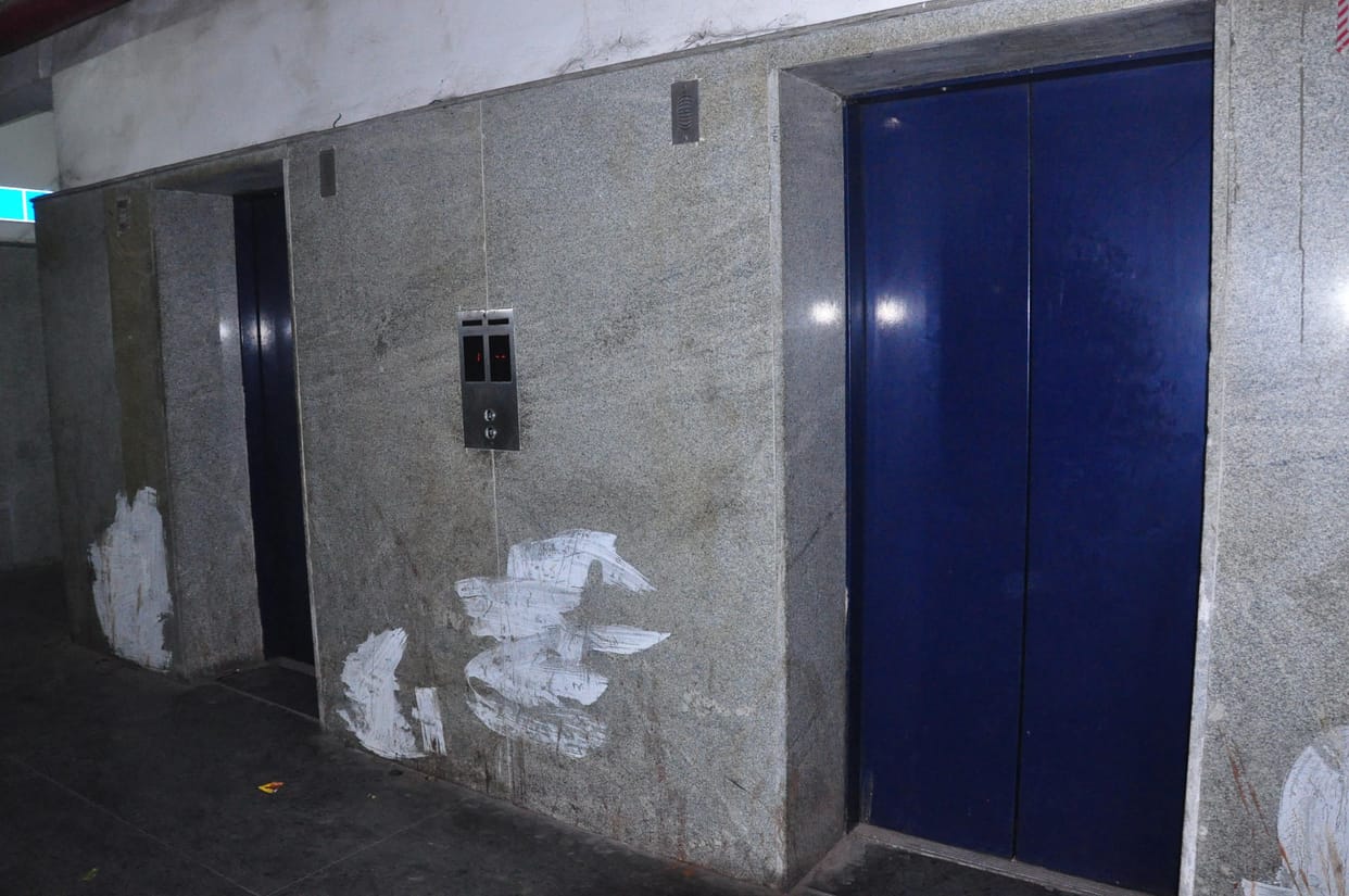 two ladies and a girl trapped in lift in hazratganj lucknow
