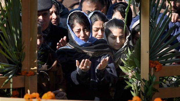 Mehbooba visits father’s grave to offer prayers on his first death anniversary