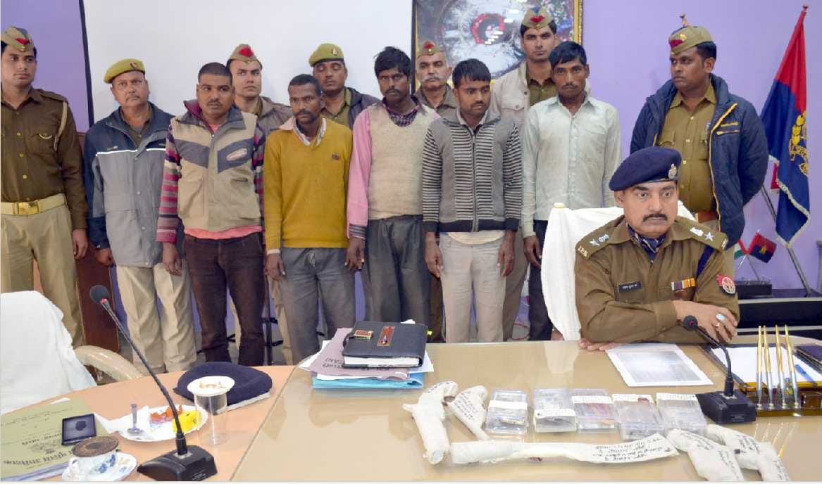 Three houses were disclosed robbery, arrested five crooks