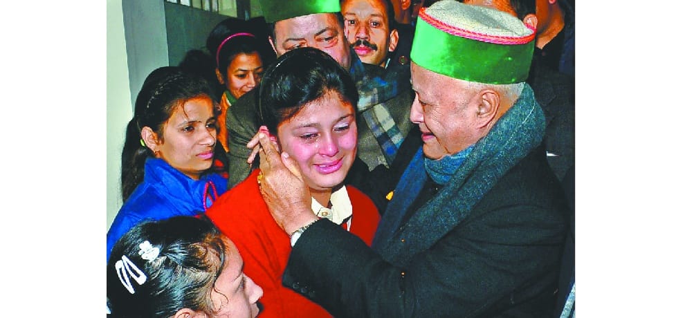 cm virbhadra gets emotional while meeting special girls
