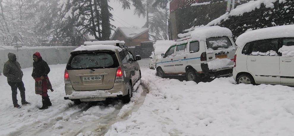 Heavy snowfall in himachal, Shimla, Manali, roads blocked, thousands of tourists stranded
