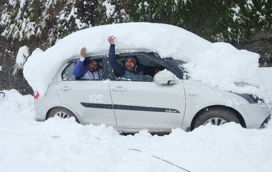 BlackOut after Heavy Snowfall in Himachal, Thousands of Tourists Stranded in Snowfall.