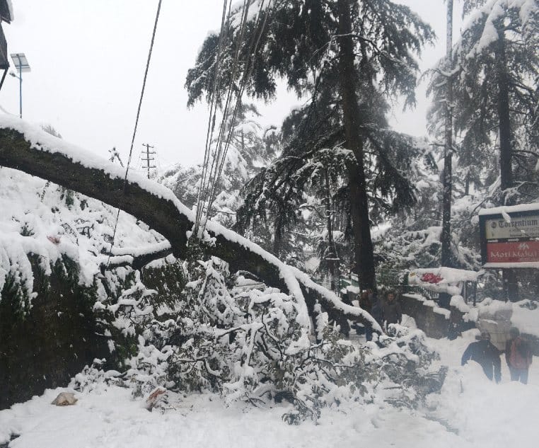 Heavy Snowfall in himachal, People facing Problems.