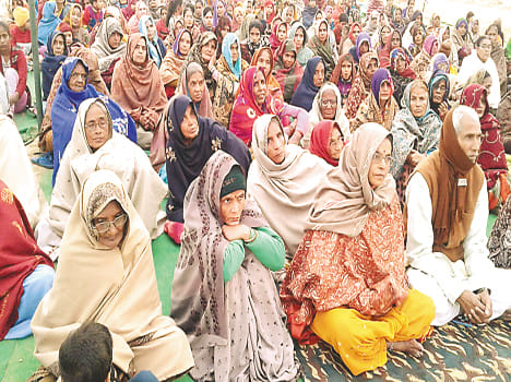 Devotees take to protect God incarnate