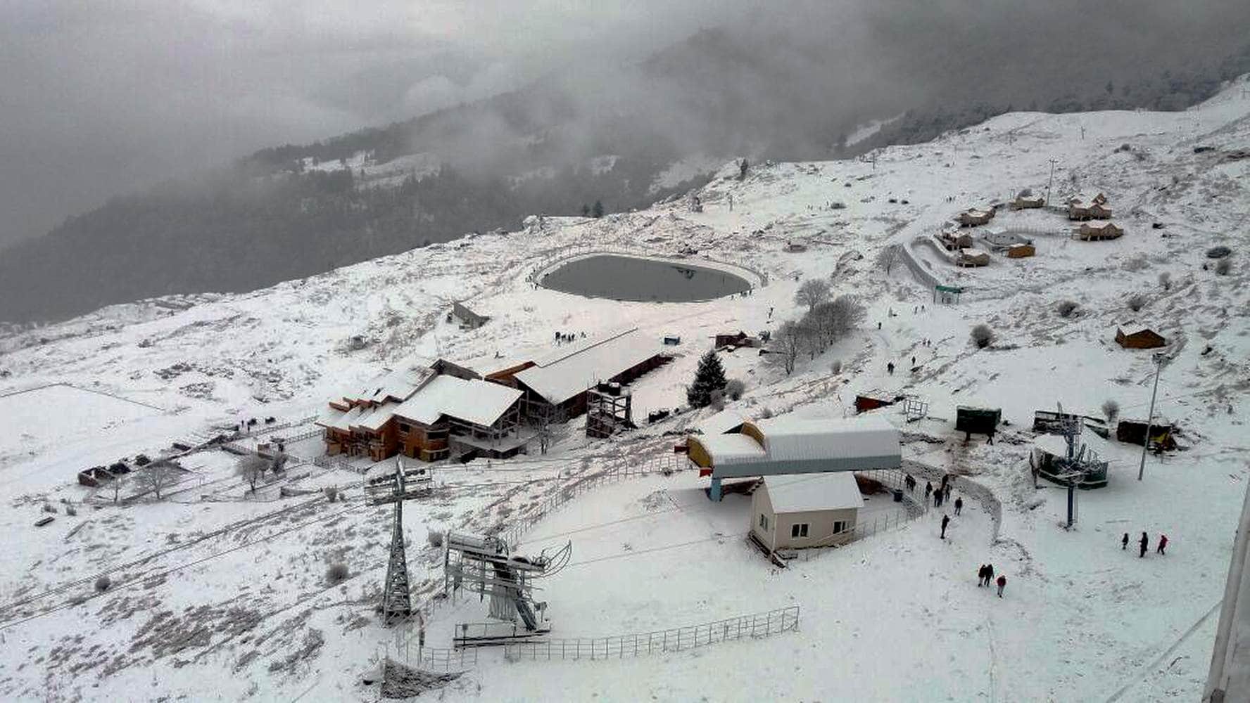 tourist enjoying skiing in auli.