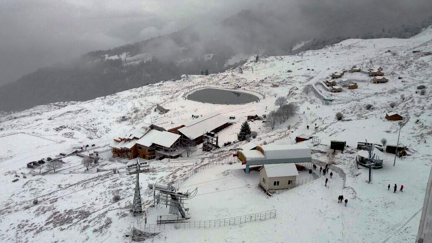 tourist enjoying skiing in auli.
