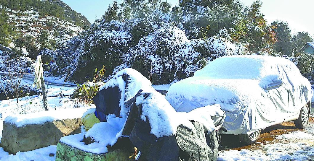 Munsyari hebena half feet snow