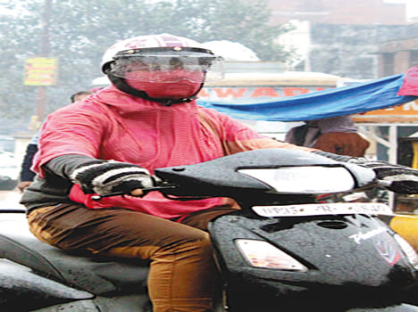 55/5000 barpheelee havaon kampaaya, sheetalahar se gharon mein dubake rahe log, Kanpia icy wind, 