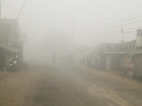 The extended cold drizzling rain, people Kanpkanpaa