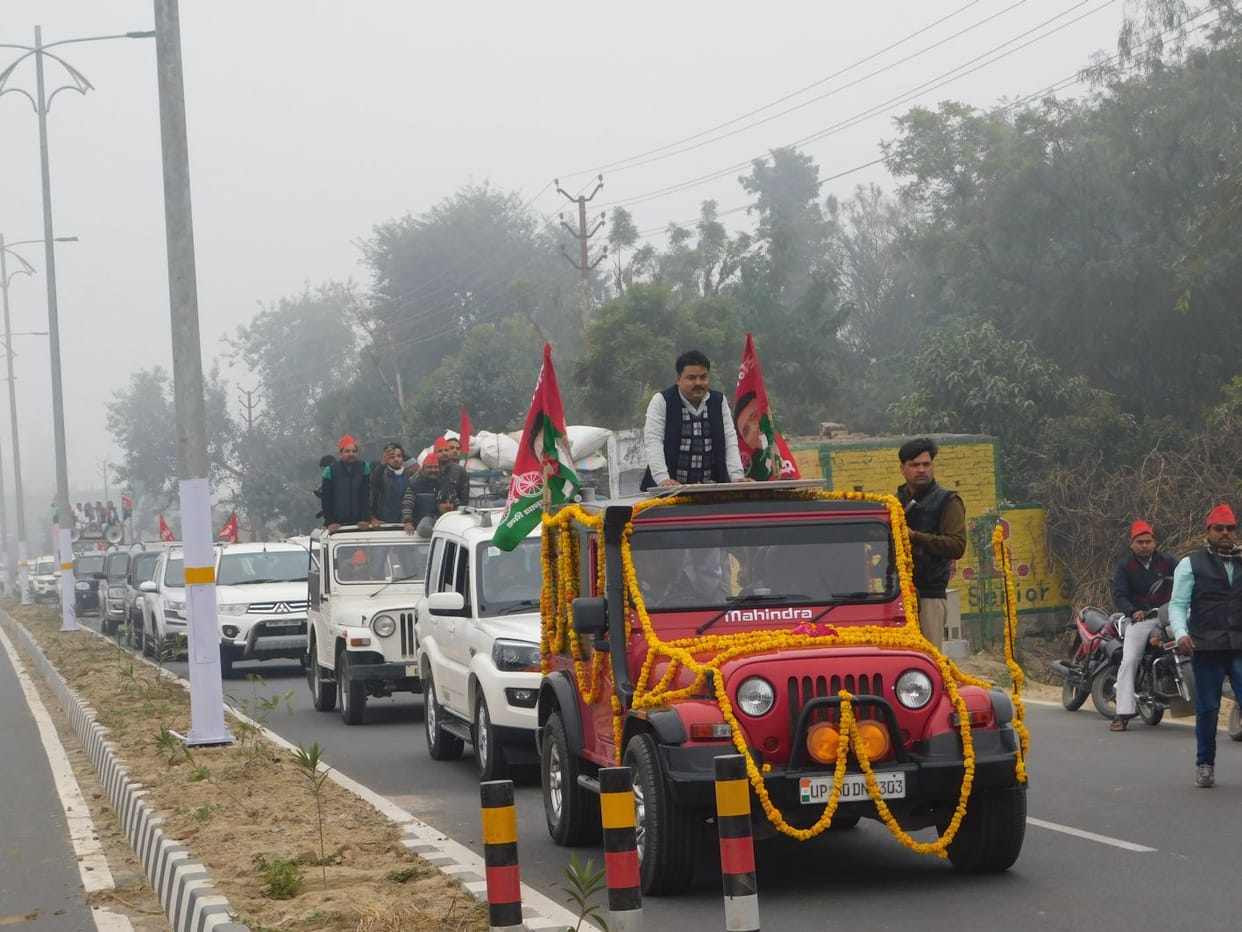 sadar vidhaayak ne juloos nikaalakar kiya shakti pradarshan