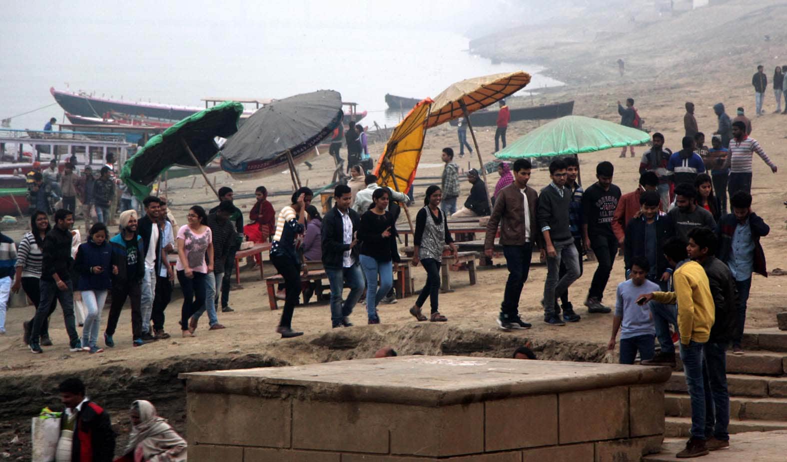 Kashmir snow fell, the wind-rain raise trouble in Kashi