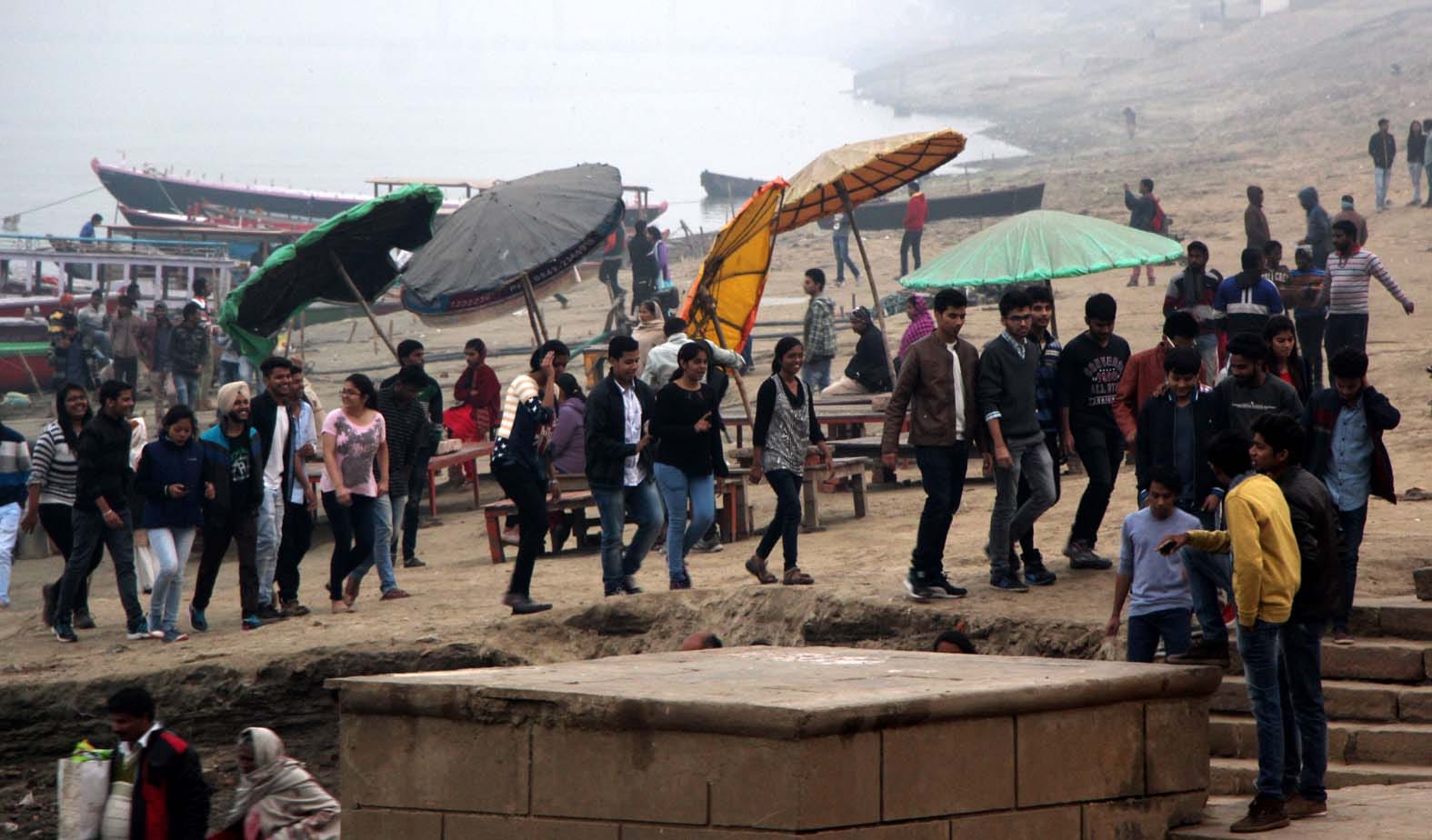 Kashmir snow fell, the wind-rain raise trouble in Kashi