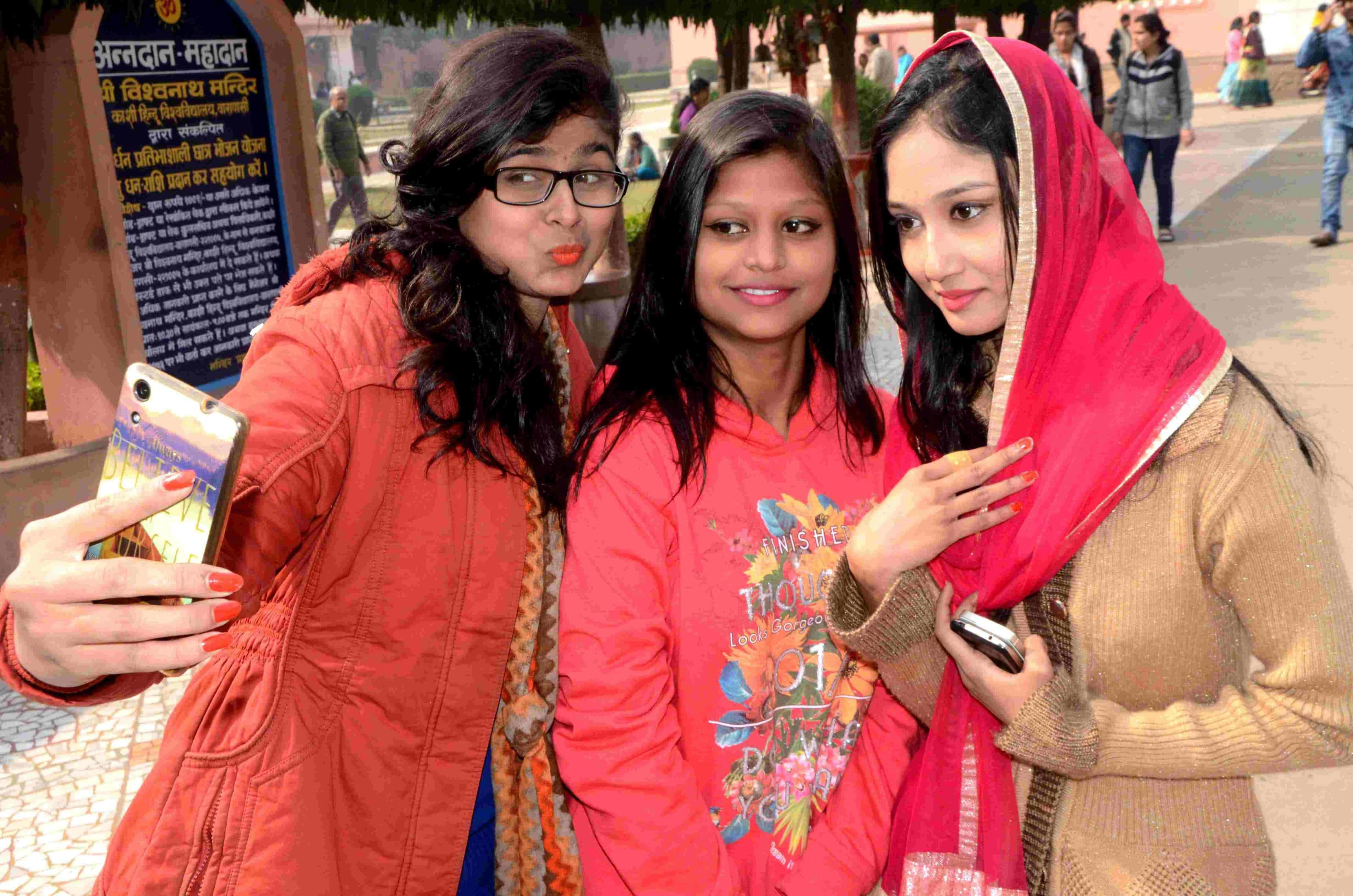 Kashmir snow fell, the wind-rain raise trouble in Kashi