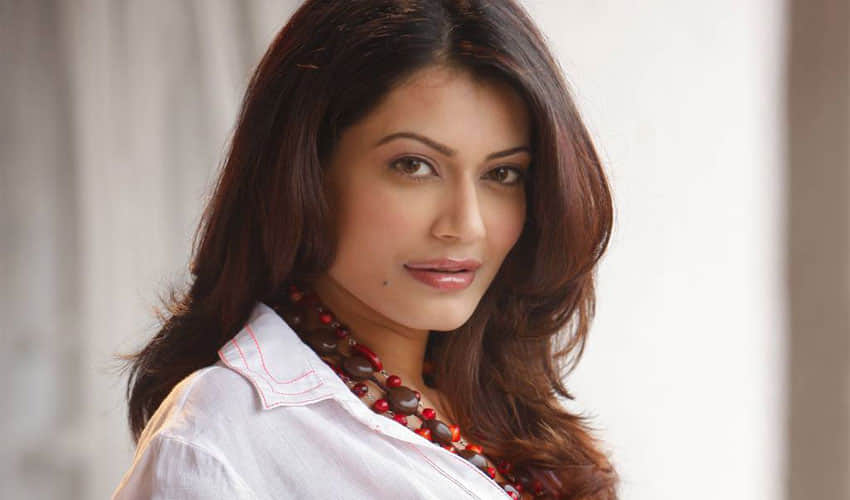 payal rohatgi said that she was offloaded from flight as she is hindu