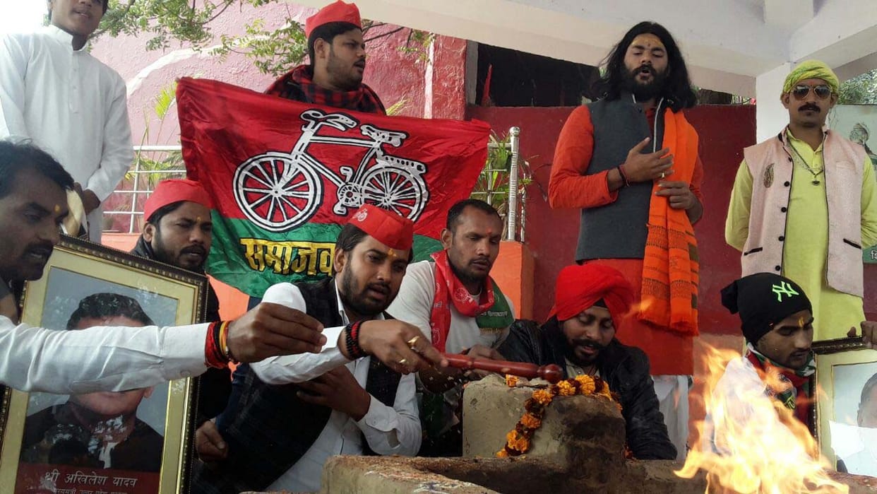  workers worship with  akhilesh-mulayam photo for reconciliation in samajwadi party