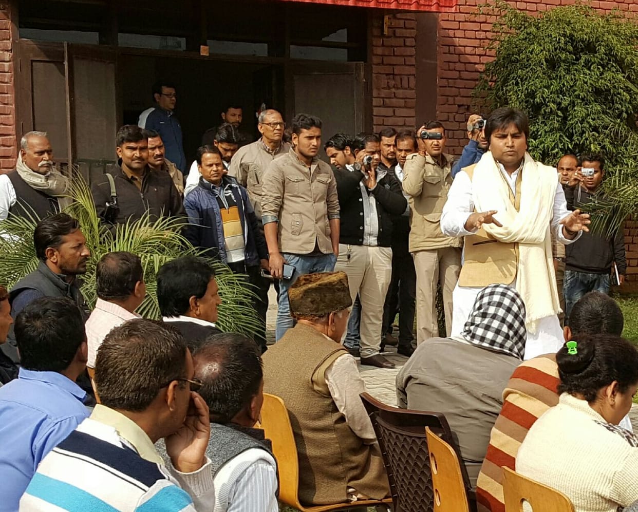 Police stop Meeting of SP candidate, altercation