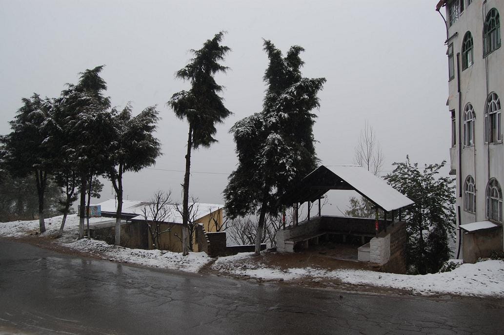 heavy snow fall at himachal pradesh, to enjot it go to kasauli, nahan, dagshai and barog
