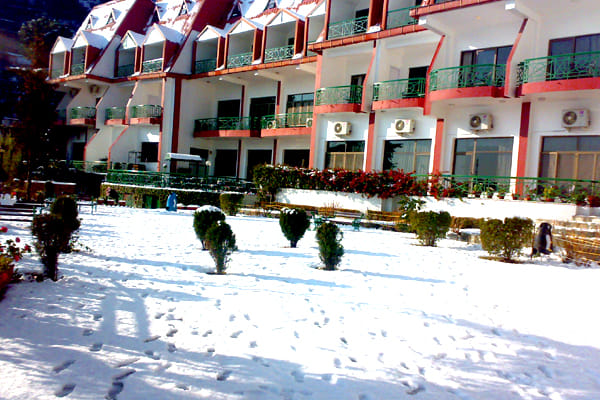 heavy snow fall at himachal pradesh, to enjot it go to kasauli, nahan, dagshai and barog