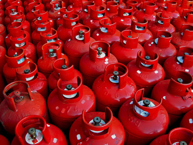 गैस सिलेंडर लीक होने से लगी आग Gas Cylinder Leak Fire. Amar Ujala