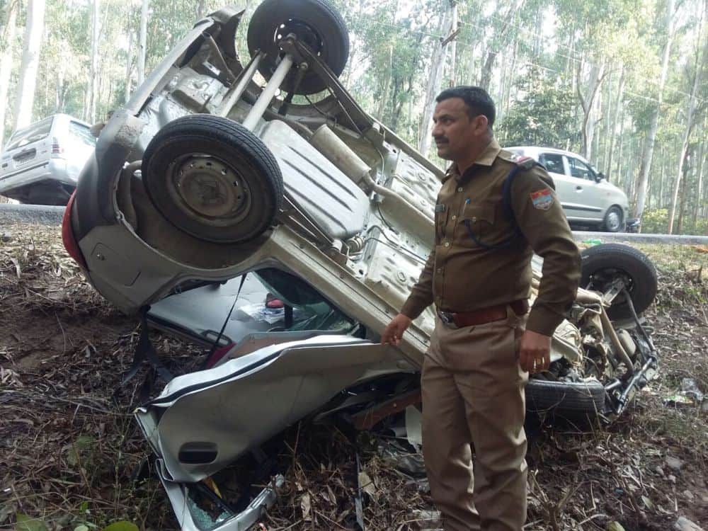 tavera hit alto car, 6 injured
