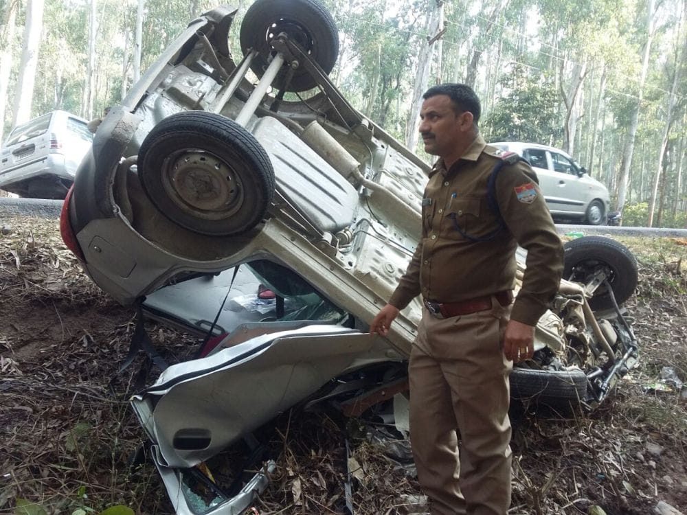 tavera hit alto car, 6 injured