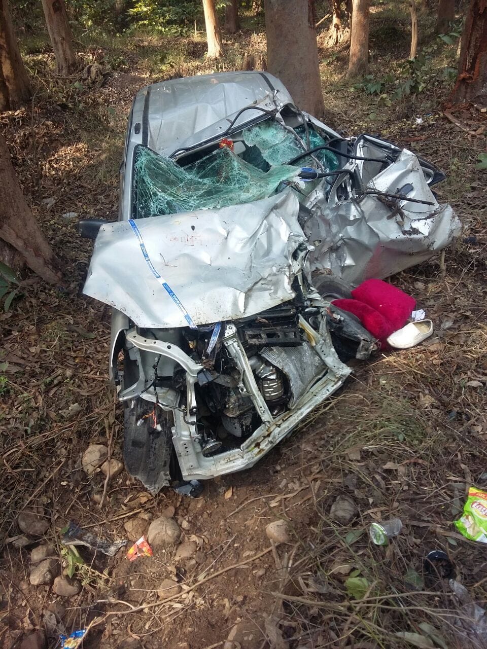 tavera hit alto car, 6 injured