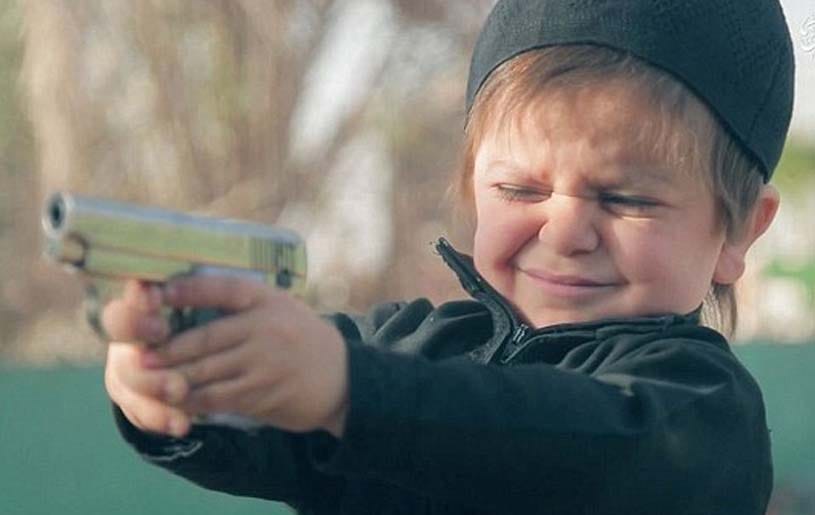 toddler kills a prisoner in ISIS new propaganda video which got viral 