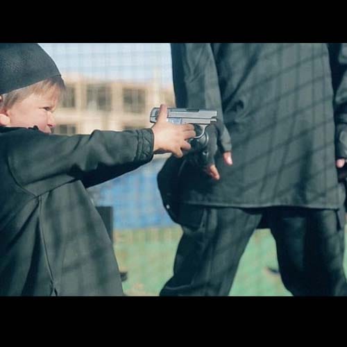 toddler kills a prisoner in ISIS new propaganda video which got viral 
