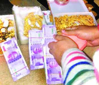 Three and a half kilos of jewelery left without papers