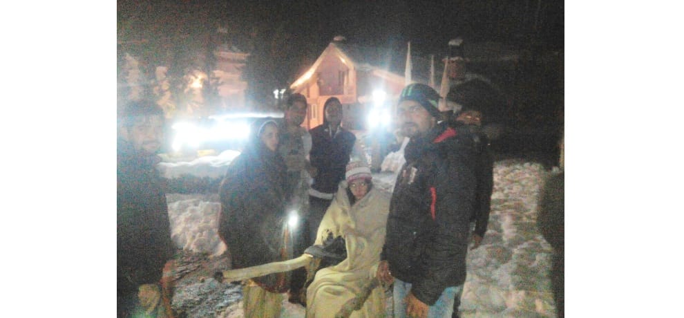 Himachal police jawans helped pregnant woman to reach hospital in heavy snowfall