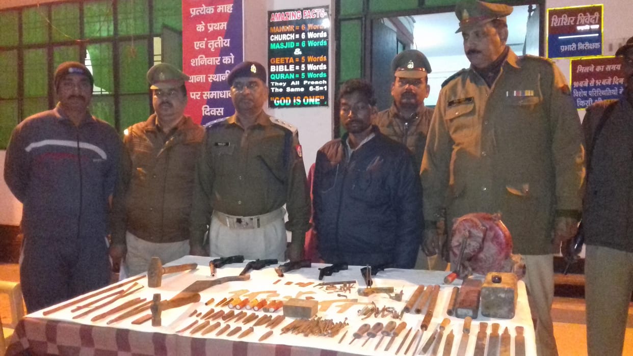 A Aslha smuggler arrested four absconding