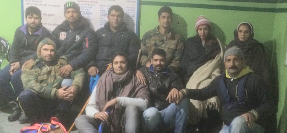 Himachal police jawans helped pregnant woman to reach hospital in heavy snowfall