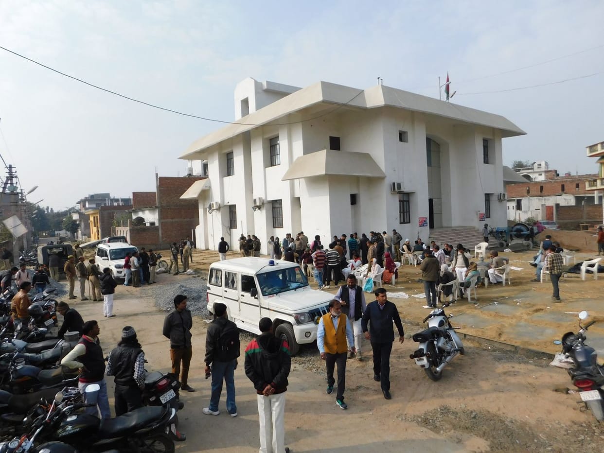 sapa kaaryaalay par kabje kee soochana par daude adhikaaree