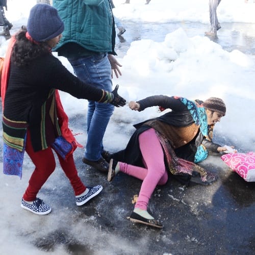 funny pictures in heavy snowfall in himachal
