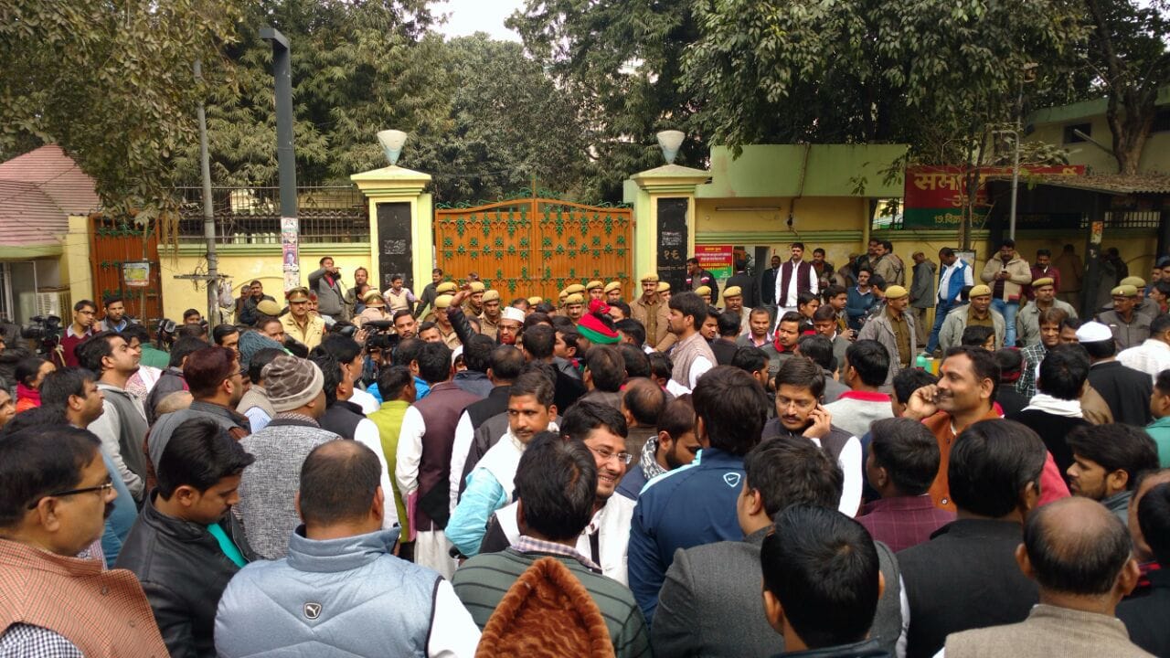akhilesh group protest out side of sp office