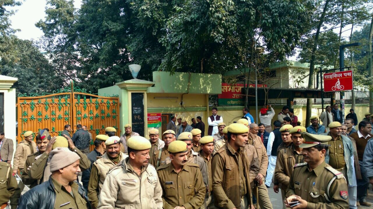 akhilesh group protest out side of sp office