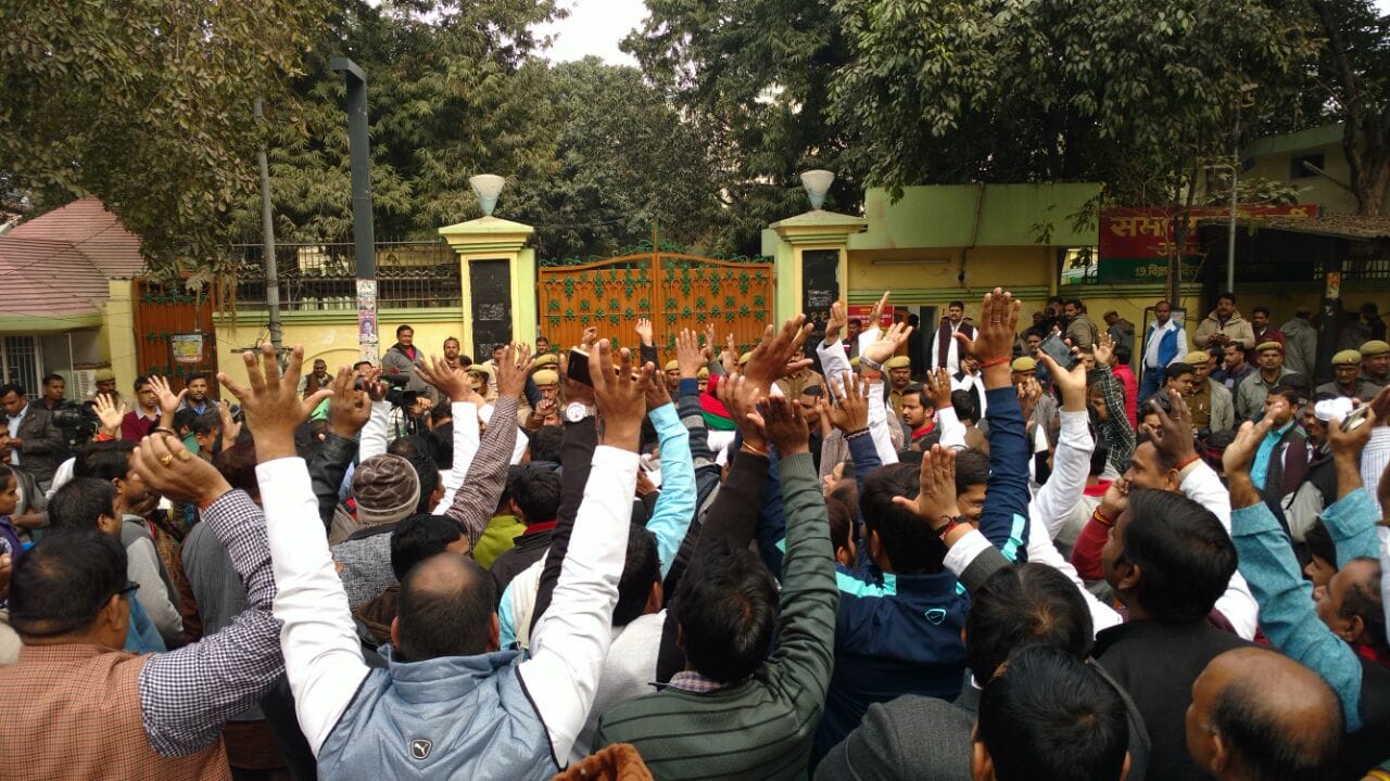 akhilesh group protest out side of sp office
