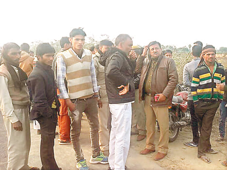 Putting helmets saves husband, wife die
