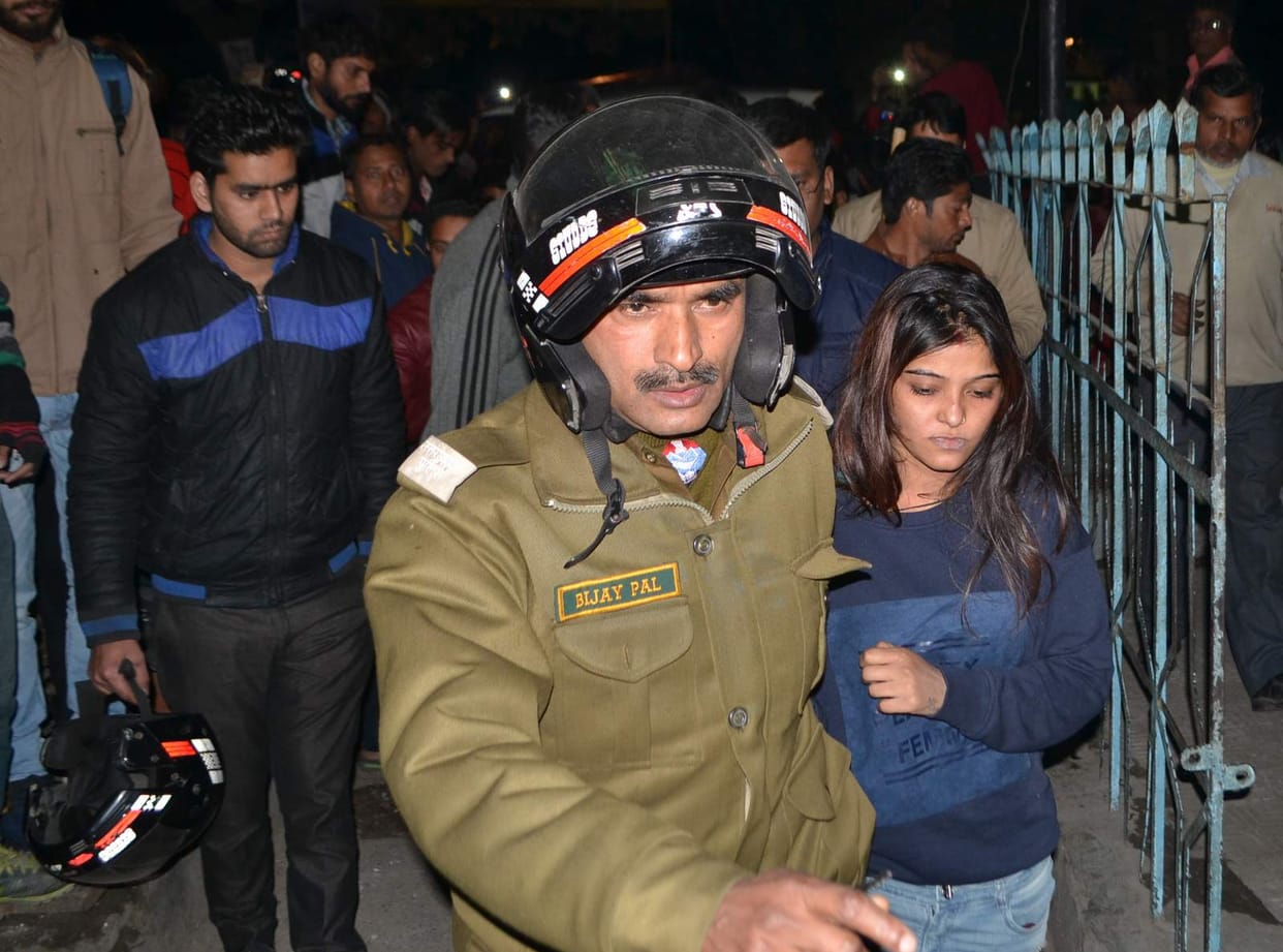 woman con arrested in roorkee.
