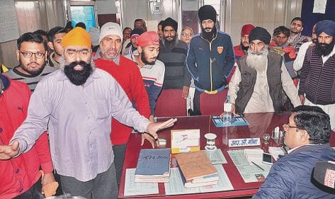 cantt station passenger commotion