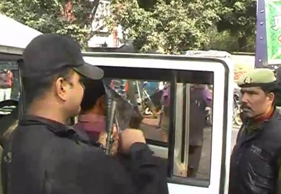 अलीगढ़ कार से राइफल बरामद