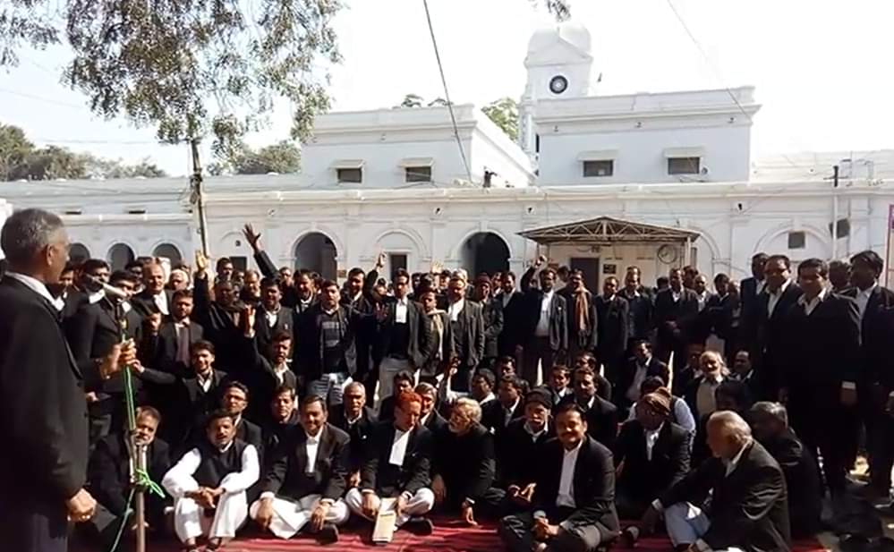 इलाहाबाद वकीलों का धरना