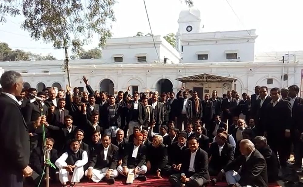 इलाहाबाद वकीलों का धरना