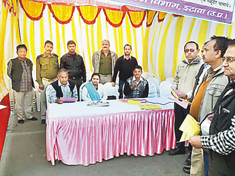 puting poster on wehicle and tell traffic rule
