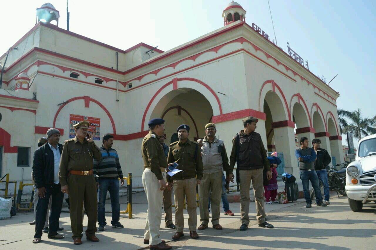 information of suspicious men at ayodhya station