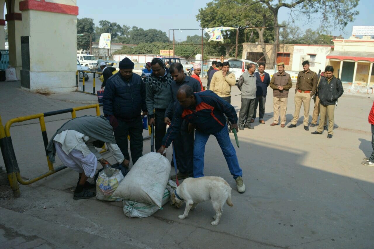 information of suspicious men at ayodhya station